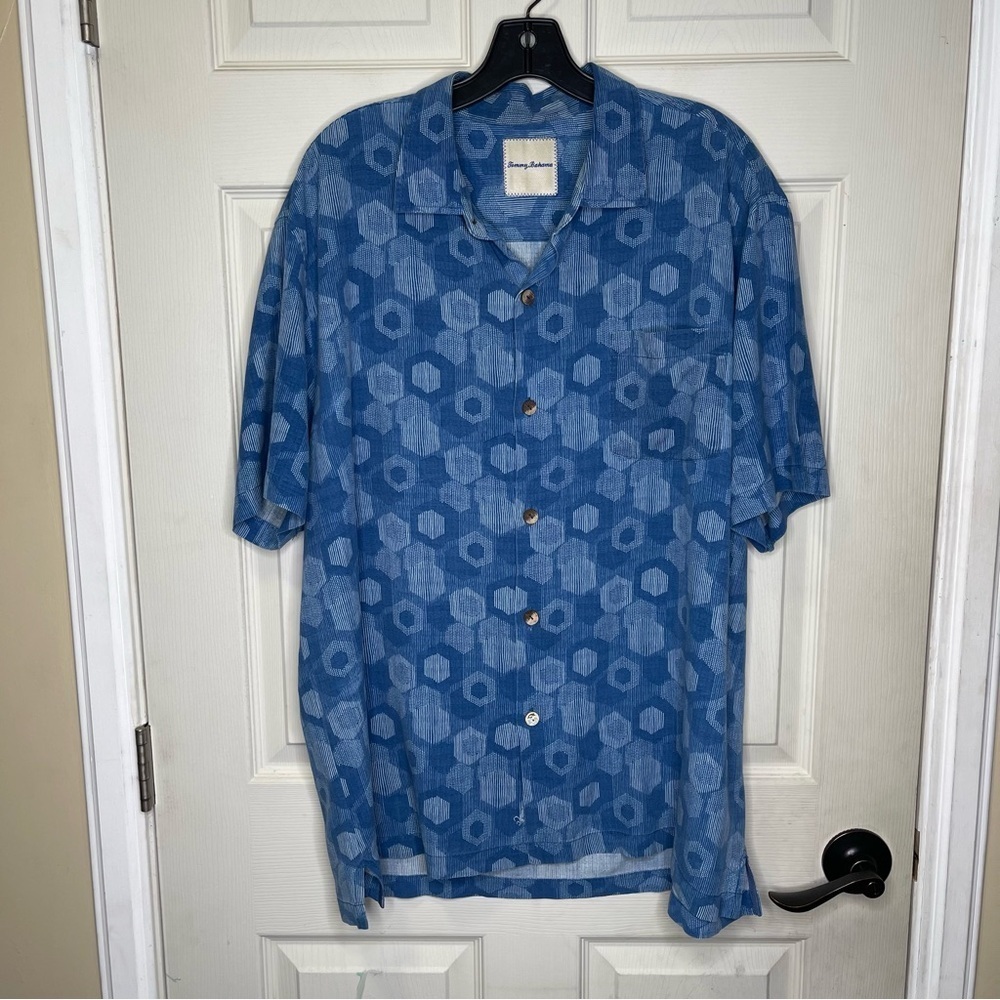 Tommy Bahama Silk Geometric Print Camp Shirt Sz XL
Blue Hawaiian Vacation Party